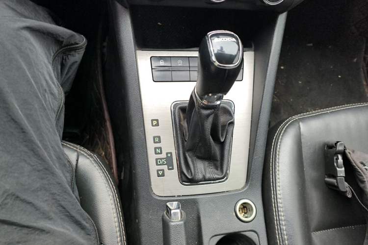 Used Skoda Octavia 2019 1.5L Automatic Comfort Edition Gear Lever