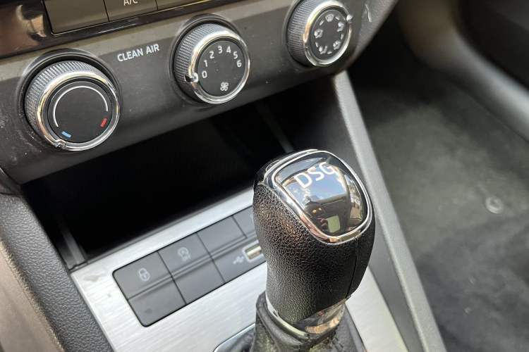 Used Skoda Octavia 2019 TSI280 DSG SmartDrive Luxury Edition China VI Gear Lever