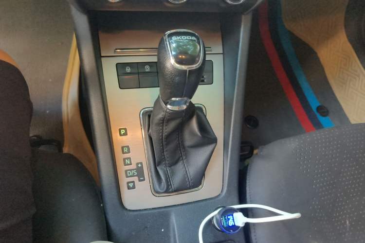 Used Skoda Octavia 2019 1.5L Automatic Luxury Edition Gear Lever