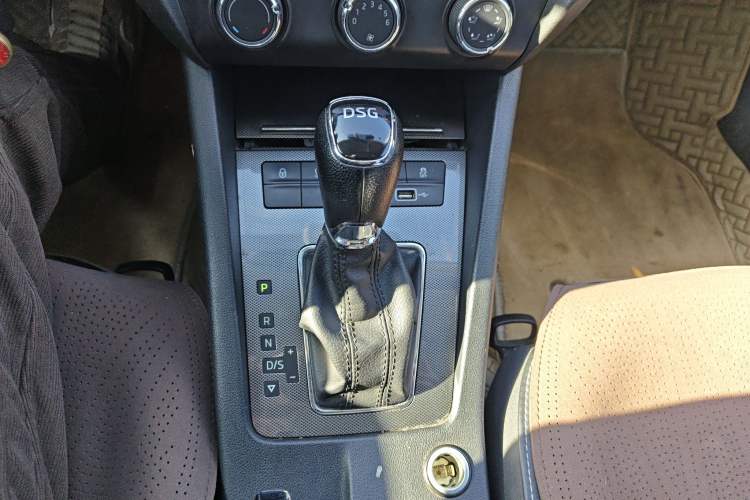 Used Skoda Octavia 2019 TSI280 DSG Luxury Edition Station Wagon China VI Standard Gear Lever
