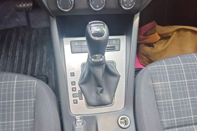 Used Skoda Octavia 2019 1.5L Automatic Comfort Edition Gear Lever