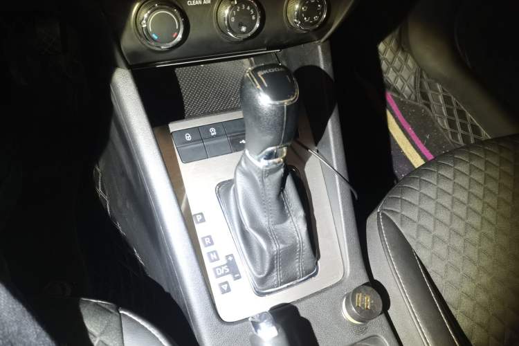 Used Skoda Octavia 2019 1.5L Automatic Smart Drive Luxury Edition China VI Standard Gear Lever