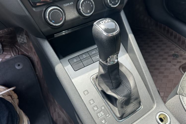 Used Skoda Octavia 2019 TSI280 DSG Luxury Edition Station Wagon China VI Standard Gear Lever
