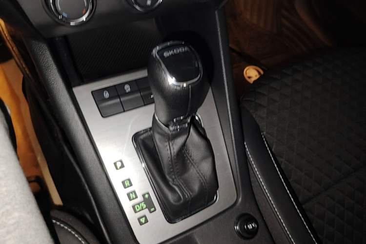Used Skoda Octavia 2019 1.5L Automatic Smart Drive Luxury Edition China VI Standard Gear Lever