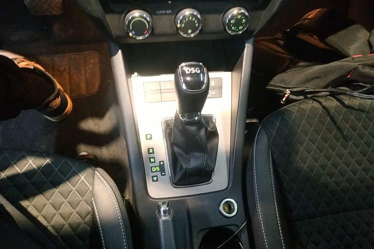 Used Skoda Octavia 2019 TSI230 DSG SmartDrive Luxury Edition China VI Gear Lever