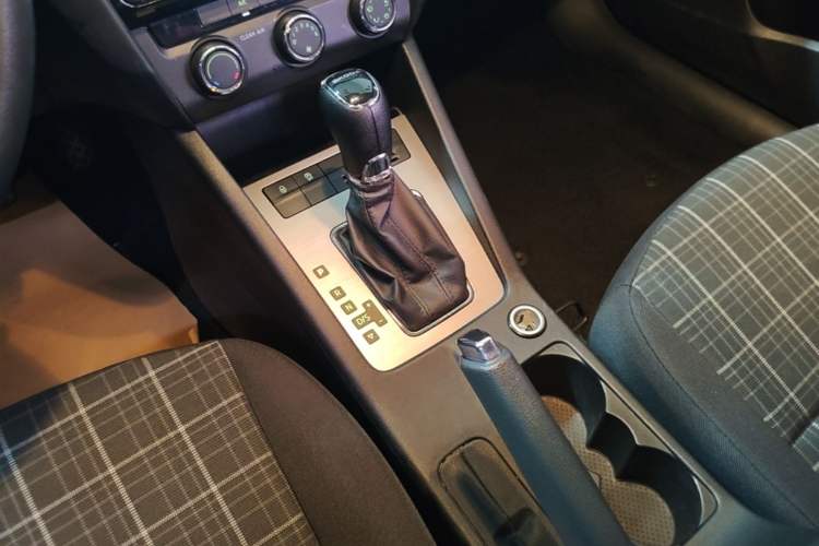 Used Skoda Octavia 2019 1.5L Automatic Comfort Edition Gear Lever