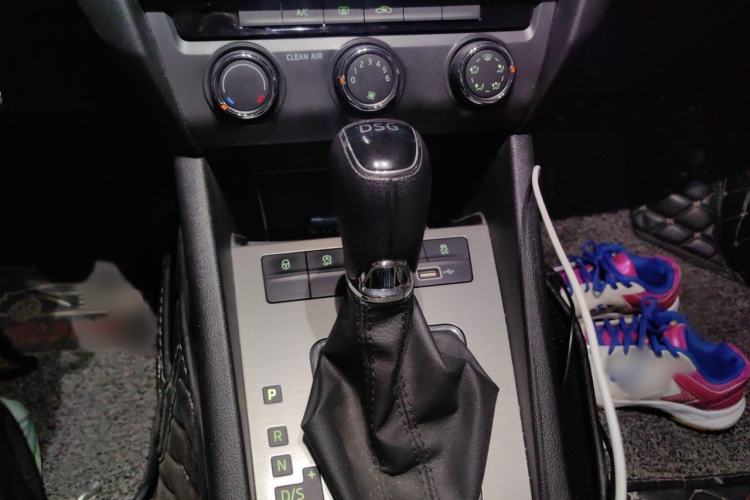 Used Skoda Octavia 2019 TSI230 DSG Smart & Comfort Edition China VI Standard Gear Lever