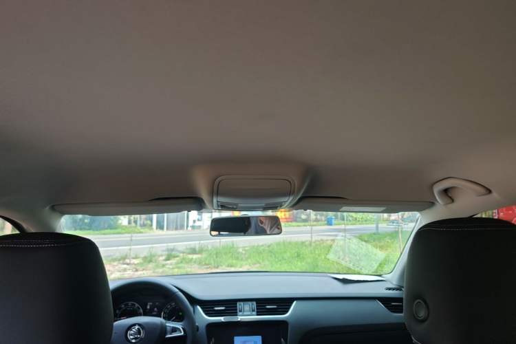 Used Skoda Octavia 2019 1.5L Automatic SmartDrive Comfort Edition China VI Standard Headliner
