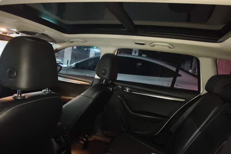 Used Skoda Octavia 2019 TSI280 DSG Luxury Edition Station Wagon China VI Standard Headliner