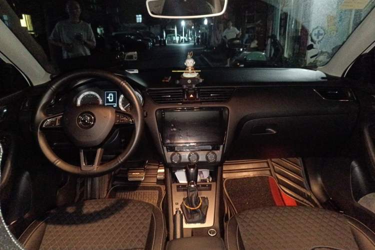 Used Skoda Octavia 2019 TSI280 DSG SmartDrive Luxury Edition China VI Headliner