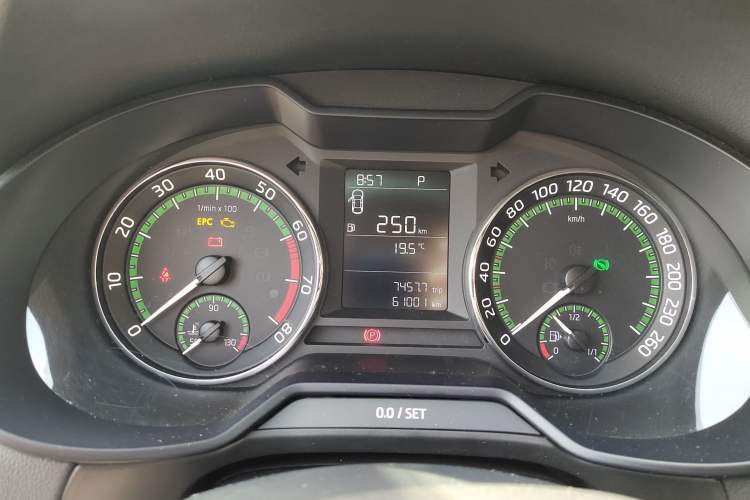 Used Skoda Octavia 2019 1.5L Automatic SmartDrive Comfort Edition China VI Standard Instrument Cluster