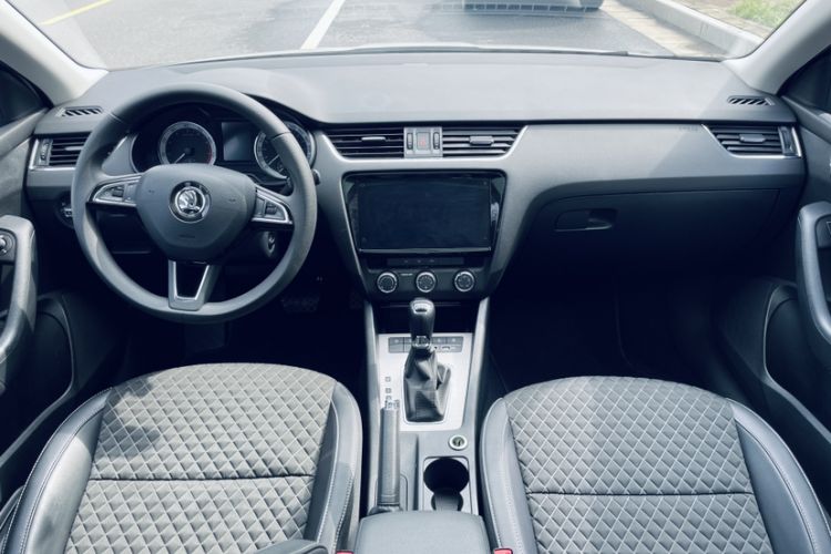 Used Skoda Octavia 2019 1.5L Automatic Smart Drive Luxury Edition China VI Standard Interior 1