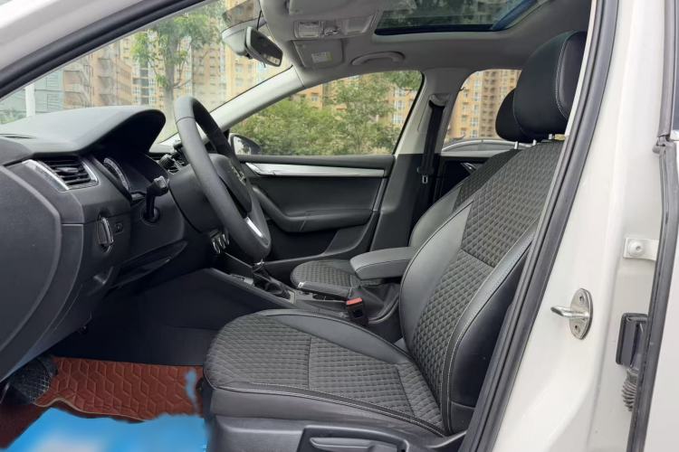 Used Skoda Octavia 2019 1.5L Automatic Smart Drive Luxury Edition China VI Standard Interior 1