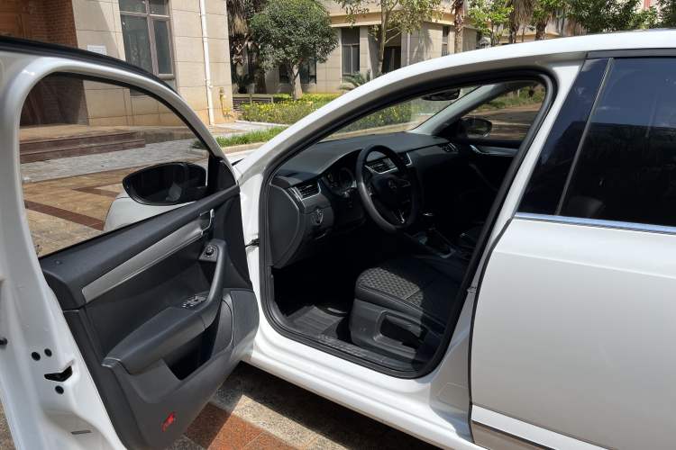 Used Skoda Octavia 2019 TSI280 DSG SmartDrive Luxury Edition China VI Interior 1