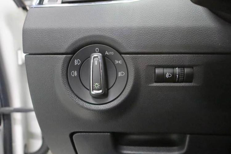 Used Skoda Octavia 2019 1.5L Automatic Smart Drive Luxury Edition China VI Standard Interior 10