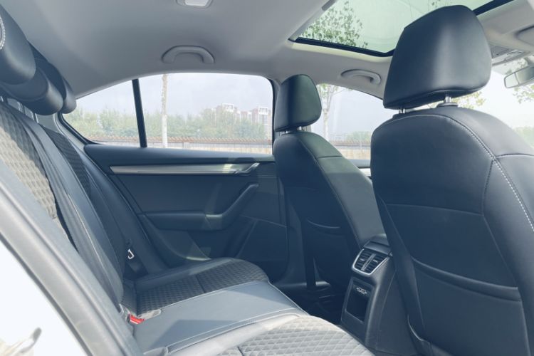Used Skoda Octavia 2019 1.5L Automatic Smart Drive Luxury Edition China VI Standard Interior 11
