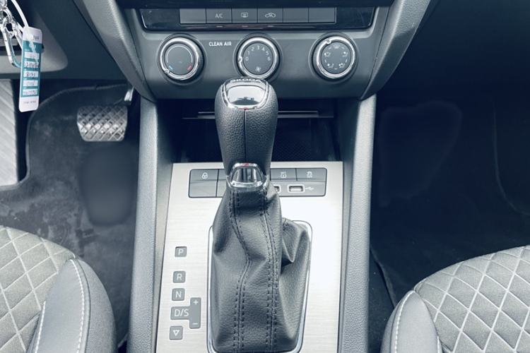 Used Skoda Octavia 2019 1.5L Automatic Smart Drive Luxury Edition China VI Standard Interior 12