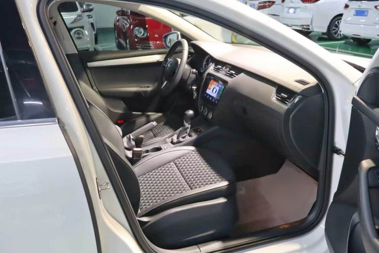 Used Skoda Octavia 2019 1.5L Automatic Smart Drive Luxury Edition China VI Standard Interior 14