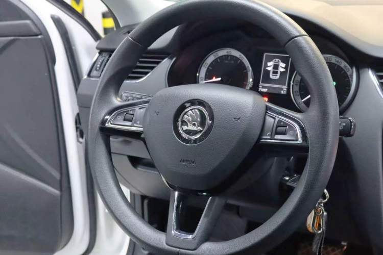 Used Skoda Octavia 2019 1.5L Automatic Smart Drive Luxury Edition China VI Standard Interior 2