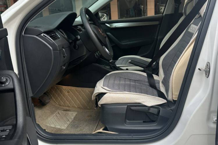Used Skoda Octavia 2019 TSI280 DSG SmartDrive Luxury Edition China VI Interior 2