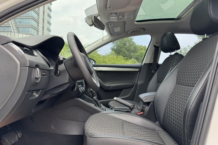 Used Skoda Octavia 2019 TSI230 DSG Luxury Edition Interior 2