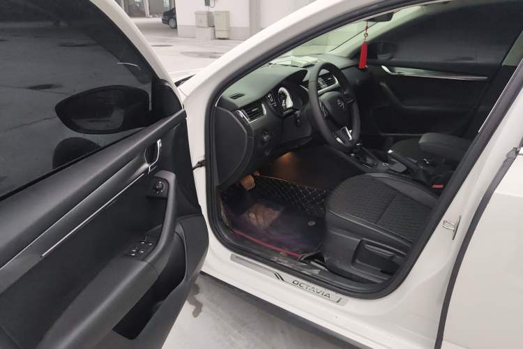 Used Skoda Octavia 2019 Station Wagon TSI230 DSG Luxury Edition China VI Standard Interior 3