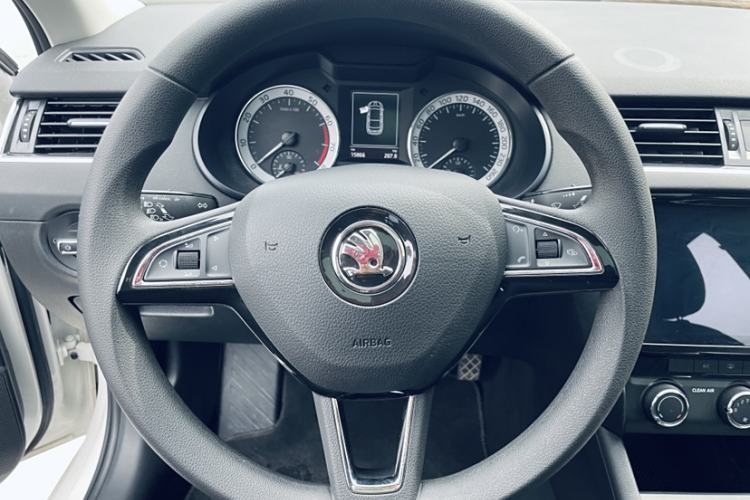 Used Skoda Octavia 2019 1.5L Automatic Smart Drive Luxury Edition China VI Standard Interior 3