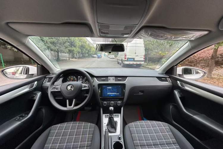 Used Skoda Octavia 2019 TSI230 DSG Smart & Comfort Edition China VI Standard Interior 3