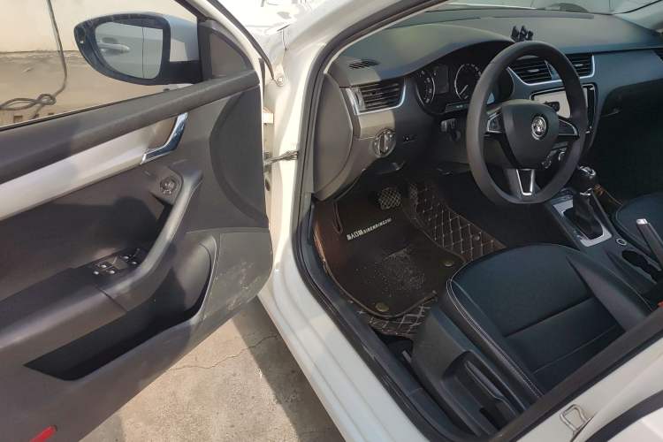 Used Skoda Octavia 2019 1.5L Automatic SmartDrive Comfort Edition China VI Standard Interior 3