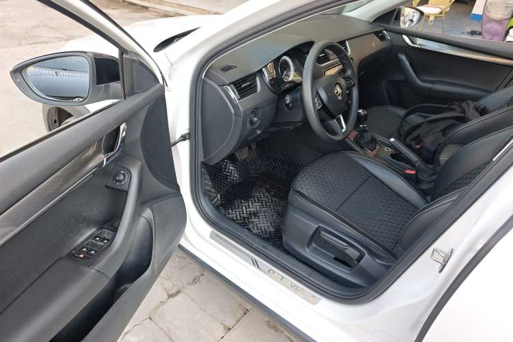 Used Skoda Octavia 2019 TSI280 DSG Luxury Edition Station Wagon China VI Standard Interior 3