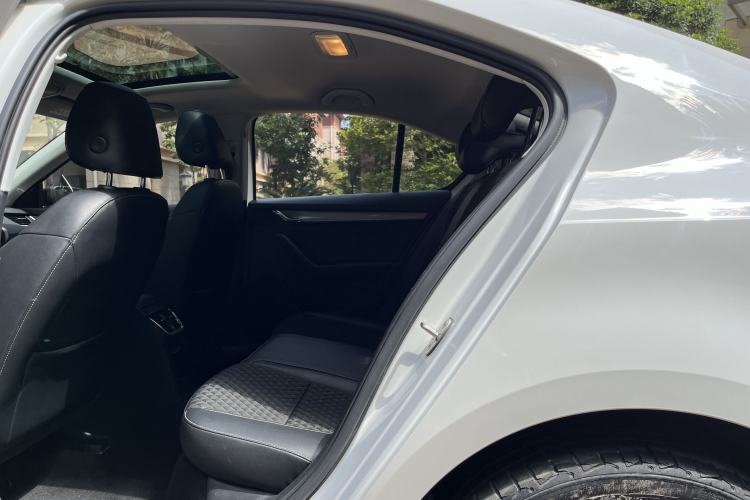 Used Skoda Octavia 2019 TSI280 DSG SmartDrive Luxury Edition China VI Interior 3