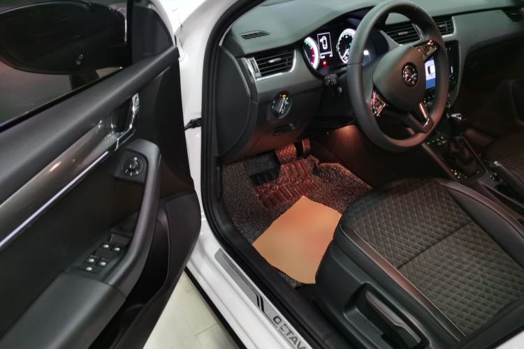 Used Skoda Octavia 2019 TSI280 DSG Luxury Edition Station Wagon China VI Standard Interior 3