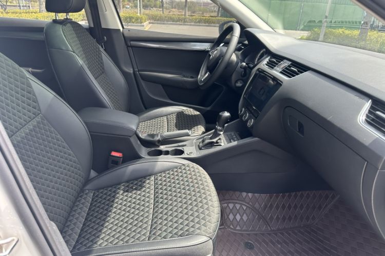 Used Skoda Octavia 2019 TSI280 DSG Luxury Edition Station Wagon China VI Standard Interior 4