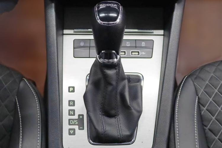 Used Skoda Octavia 2019 1.5L Automatic Smart Drive Luxury Edition China VI Standard Interior 5