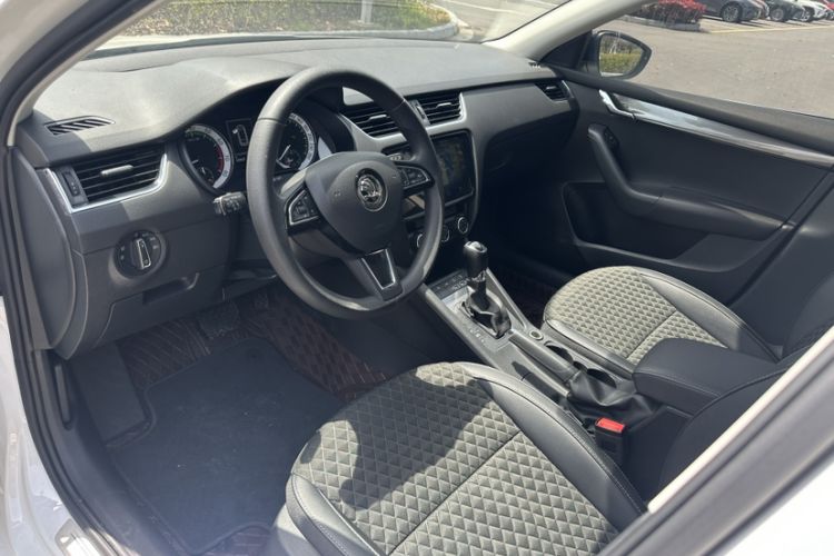 Used Skoda Octavia 2019 TSI280 DSG Luxury Edition Station Wagon China VI Standard Interior 5