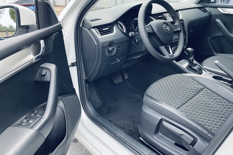 Used Skoda Octavia 2019 1.5L Automatic Smart Drive Luxury Edition China VI Standard Interior 6