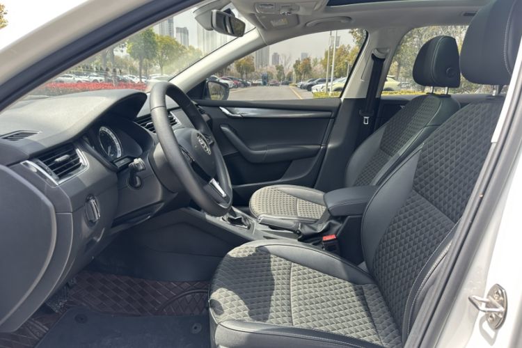 Used Skoda Octavia 2019 TSI280 DSG Luxury Edition Station Wagon China VI Standard Interior 6