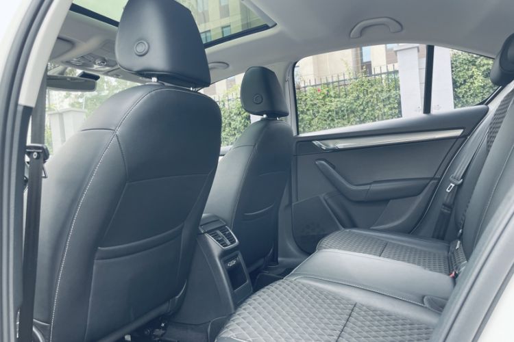Used Skoda Octavia 2019 1.5L Automatic Smart Drive Luxury Edition China VI Standard Interior 7