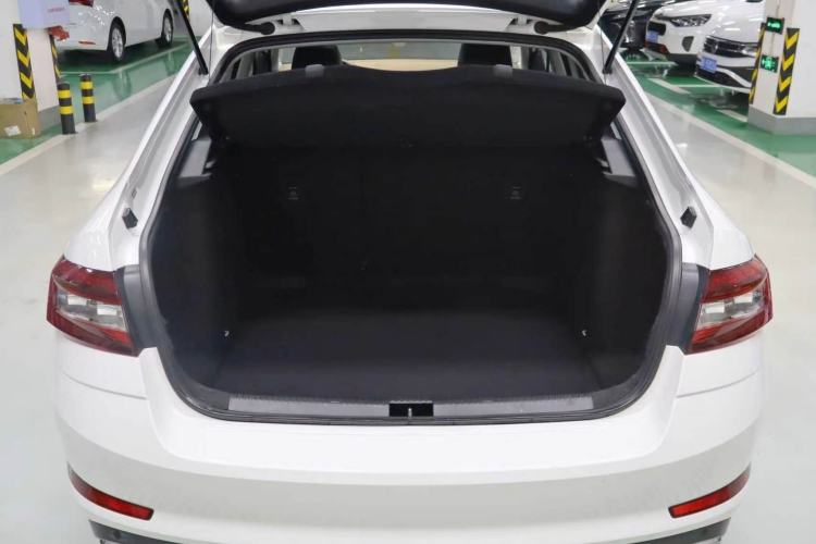 Used Skoda Octavia 2019 1.5L Automatic Smart Drive Luxury Edition China VI Standard Interior 8