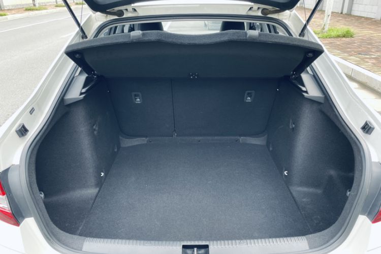 Used Skoda Octavia 2019 1.5L Automatic Smart Drive Luxury Edition China VI Standard Interior 8