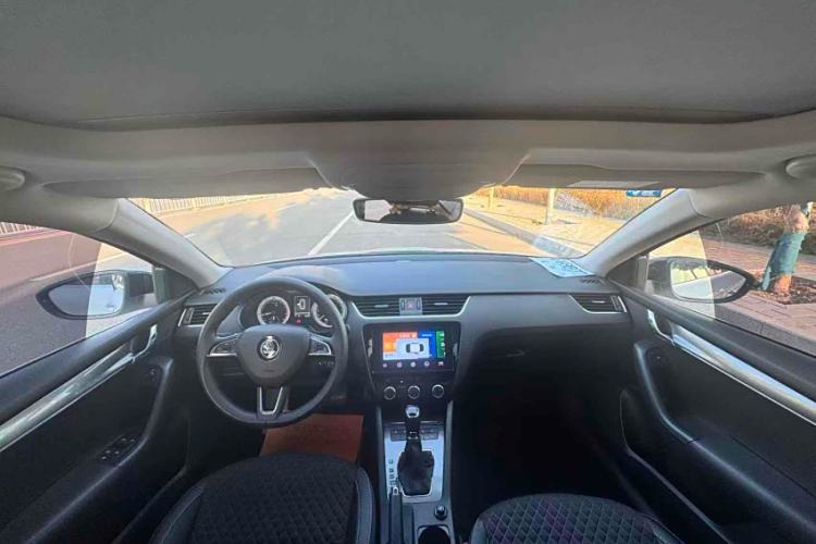 Used Skoda Octavia 2019 TSI280 DSG Luxury Edition Station Wagon China VI Standard Interior 8