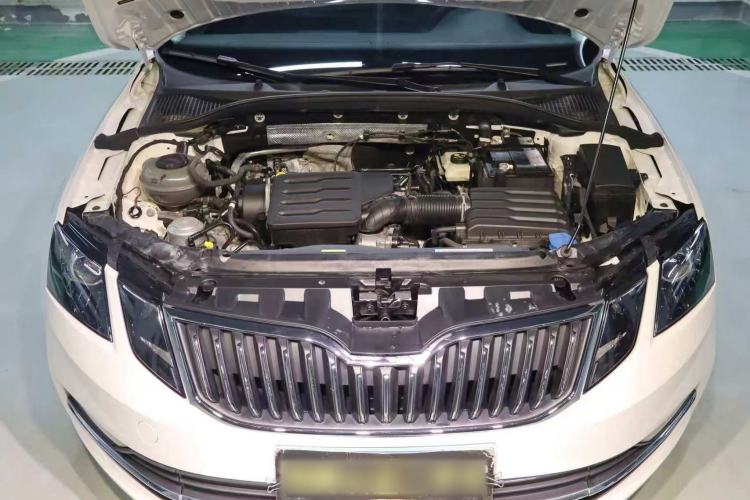 Used Skoda Octavia 2019 1.5L Automatic Smart Drive Luxury Edition China VI Standard Interior 9