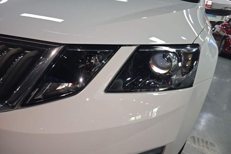 Used Skoda Octavia 2019 TSI230 DSG Smart & Comfort Edition China VI Standard Left Front Headlight