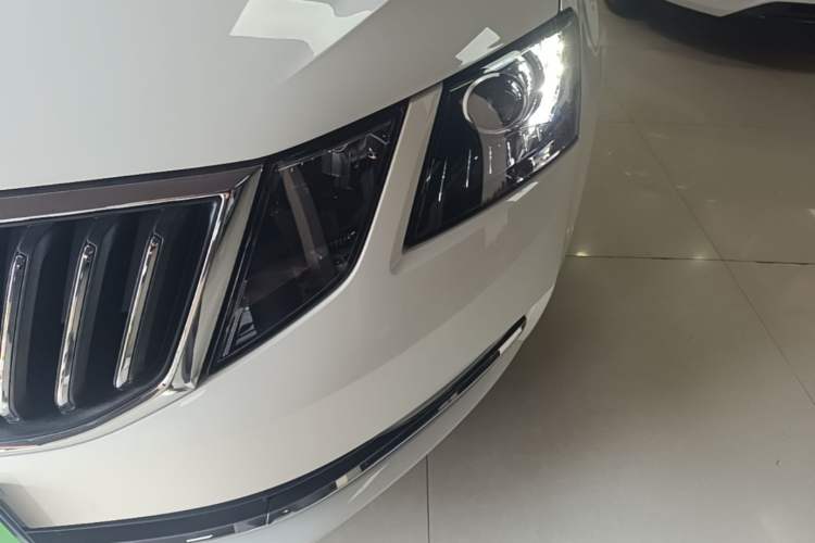Used Skoda Octavia 2019 1.5L Automatic Luxury Edition Left Front Headlight