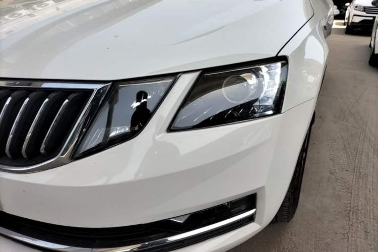 Used Skoda Octavia 2019 1.5L Automatic Smart Drive Luxury Edition China VI Standard Left Front Headlight