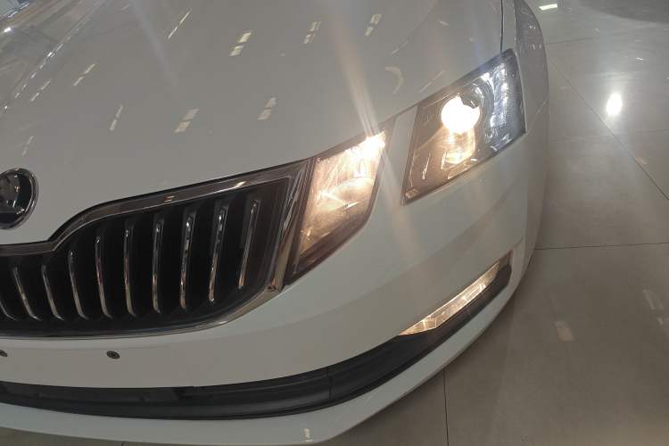 Used Skoda Octavia 2019 TSI230 DSG Smart & Comfort Edition China VI Standard Left Front Headlight