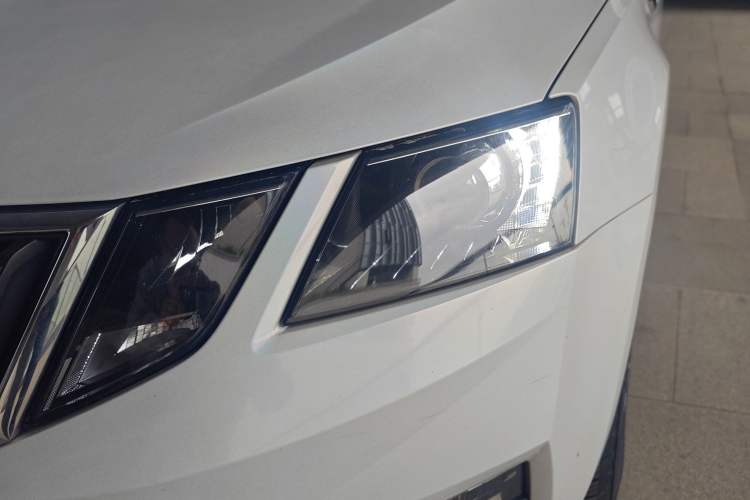 Used Skoda Octavia 2019 TSI230 DSG SmartDrive Comfort Edition China V Standard Left Front Headlight