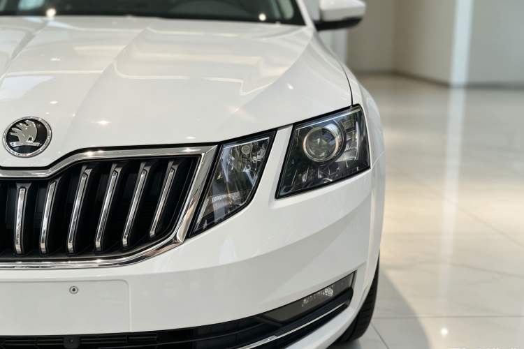 Used Skoda Octavia 2019 TSI230 DSG Smart & Comfort Edition China VI Standard Left Front Headlight