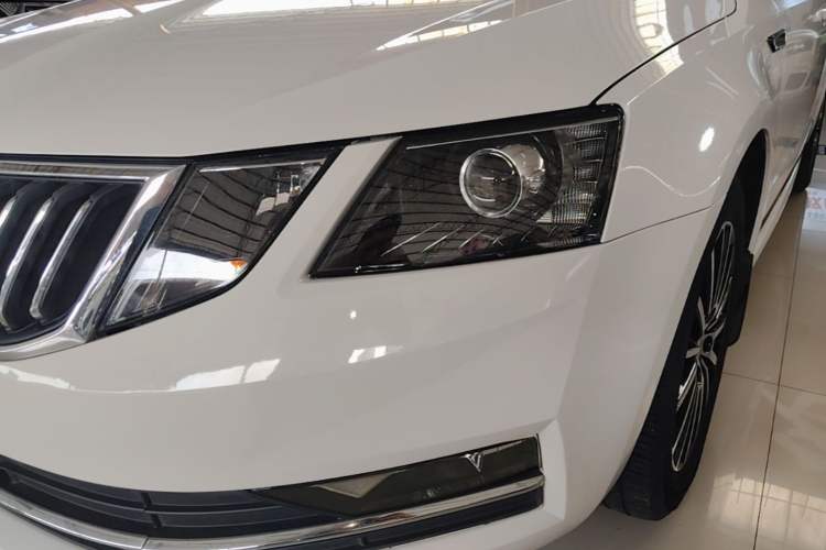 Used Skoda Octavia 2019 1.5L Automatic Smart Drive Luxury Edition China VI Standard Left Front Headlight