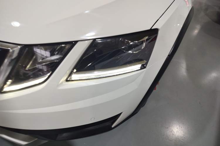 Used Skoda Octavia 2019 TSI280 DSG Luxury Edition Station Wagon China VI Standard Left Front Headlight